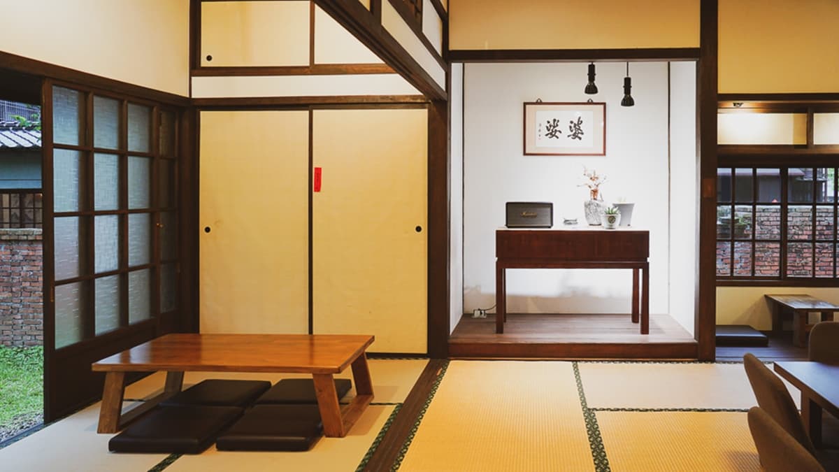 店內採用木地板和塌塌米打造和式座位區，可以享受唯美的日式風情。（圖片來源：遇見天使Angela）