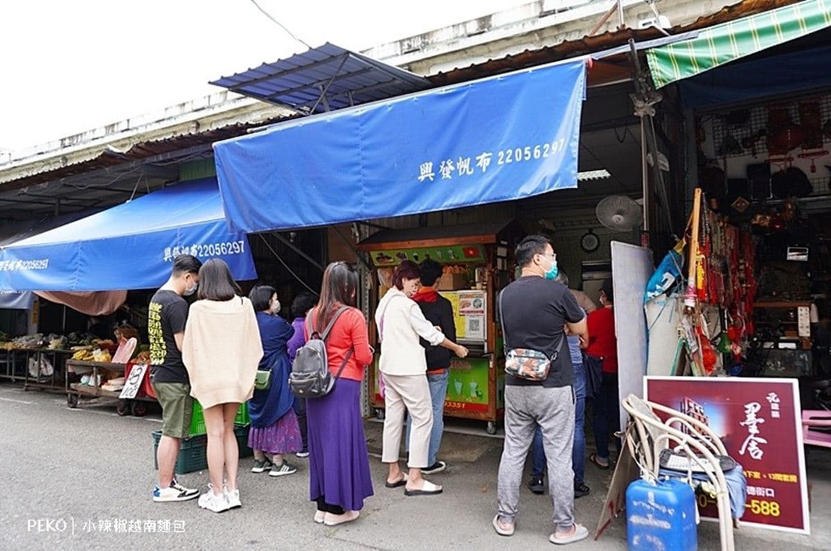 網推台中最好吃！第三市場「爆餡越南麵包」排隊半小時起跳，配料塞滿不手軟