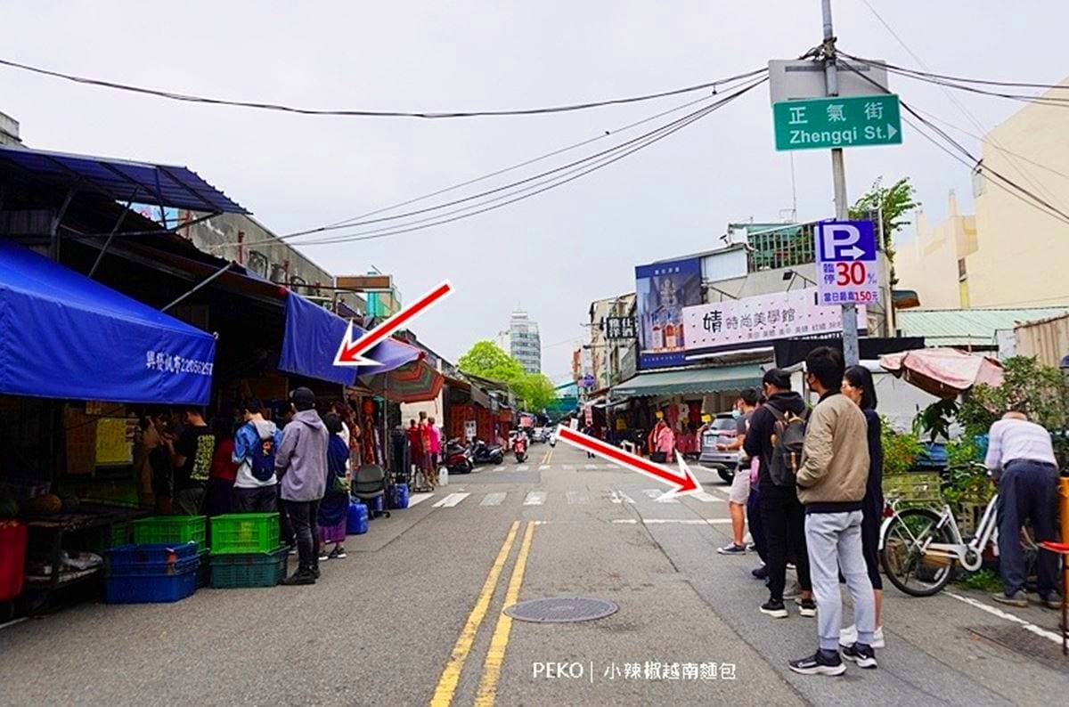 網推台中最好吃！第三市場「爆餡越南麵包」排隊半小時起跳，配料塞滿不手軟
