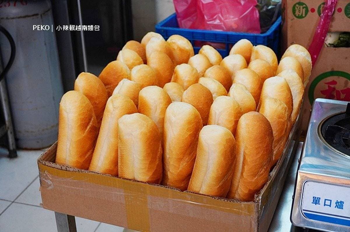網推台中最好吃！第三市場「爆餡越南麵包」排隊半小時起跳，配料塞滿不手軟