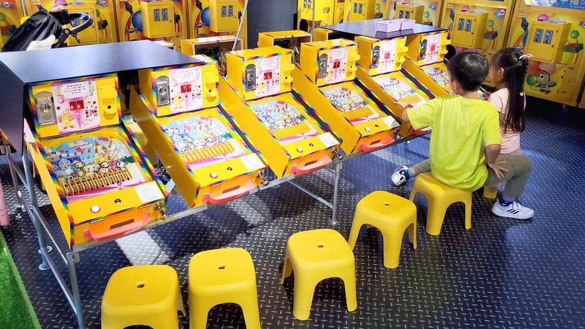 新增加的彈珠台在兒童遊戲區旁邊。（圖片來源：晨晨喬喬玩樂日記）