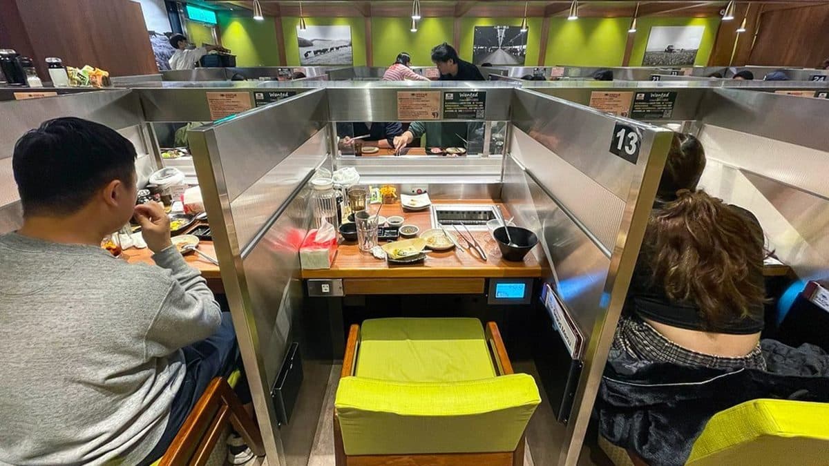 座位使用開放式包廂區隔每組用餐的客人，從單人到６人桌都有。（圖片來源：陳小可的吃喝玩樂）