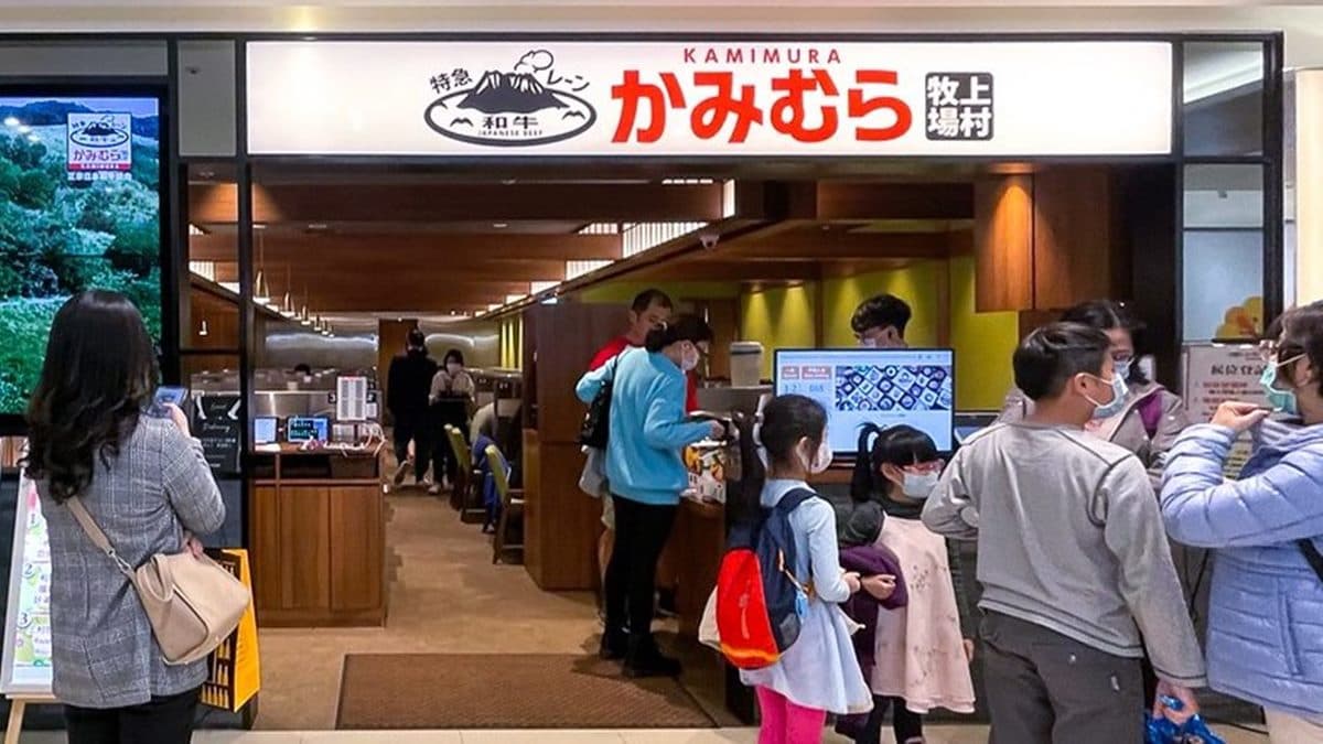 「上村牧場」位在台北車站２樓的微風廣場內。（圖片來源：陳小可的吃喝玩樂）