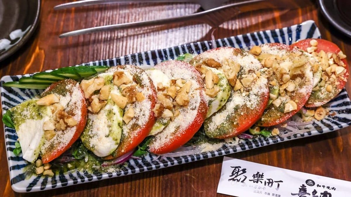 開胃菜「蕃茄乳酪」羅勒香氣濃郁卻不搶走乳酪的奶香，整體很有層次。（圖片來源：陳小可的吃喝玩樂）