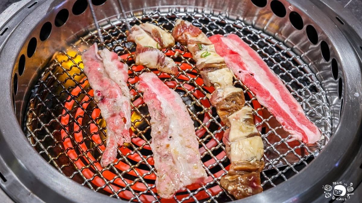 「甕漬巨龍燒肉」吃起來Ｑ彈、肉質帶嚼勁，醃醬香甜加上淡淡的鹹香很好吃！（圖片來源：陳小可的吃喝玩樂）