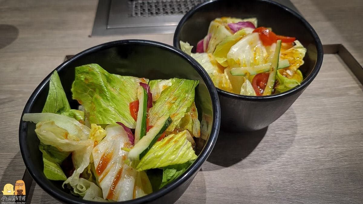 在送上主餐前，店家會每人提供１份餐前沙拉，放在餐後吃也很解膩。（圖片來源：D&W黑白雙搭）