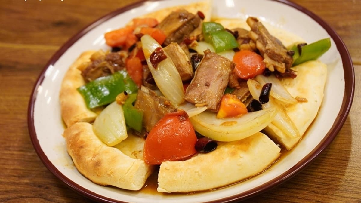 「饢包肉」以羔羊肋排為主角，底下藏了烤饢餅。（圖片來源：PEKOのSimpleLife）