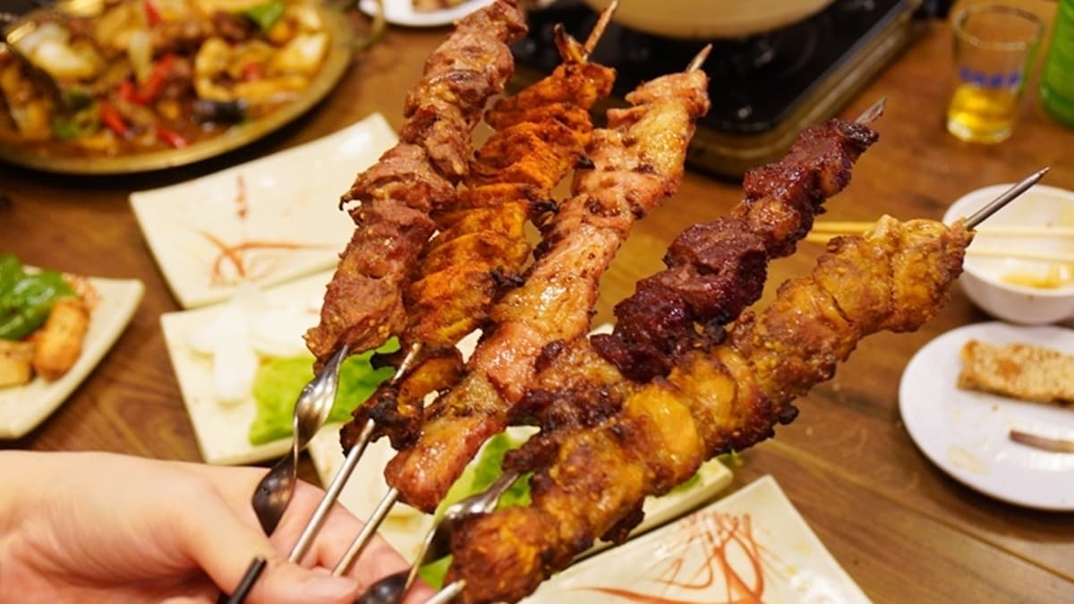 店裡的烤肉串尺寸超巨無霸，分量十足！（圖片來源：PEKOのSimpleLife）