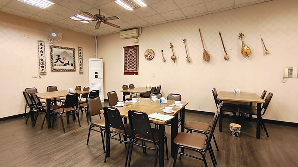 店內用餐環境寬敞，牆上還掛著一些新疆民族樂器。（圖片來源：PEKOのSimpleLife）