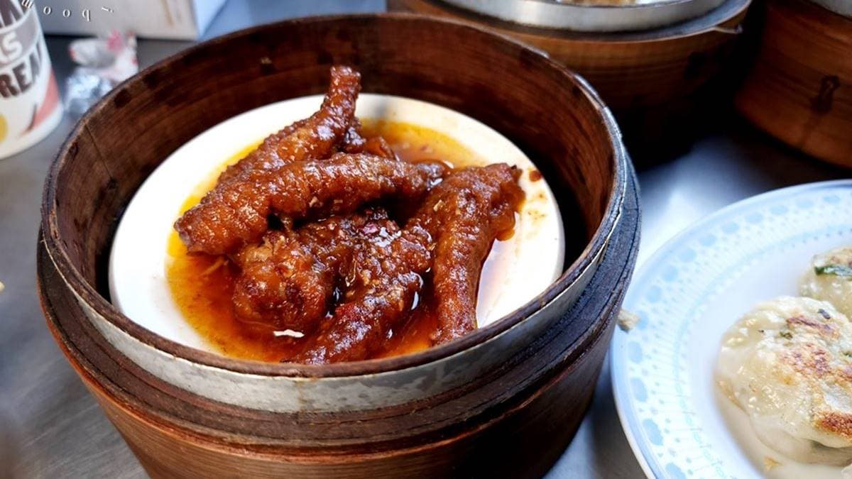 就連鼓椒蒸鳳爪也只要50元銅板價，吃起來夠味又唰嘴。（圖片來源：米寶麻幸福滿載）
