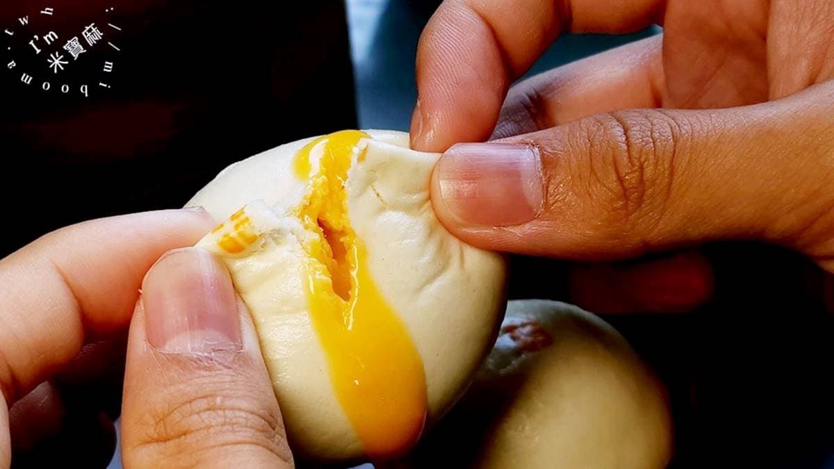 流沙包一手扒開會爆漿，也是熱門必點。（圖片來源：米寶麻幸福滿載）