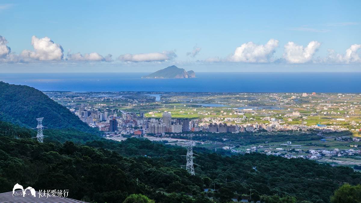 天氣好時，連頭城一帶的竹安溪口、太平洋上的龜山島都能清楚看到。（圖片來源：卡夫卡愛旅行）