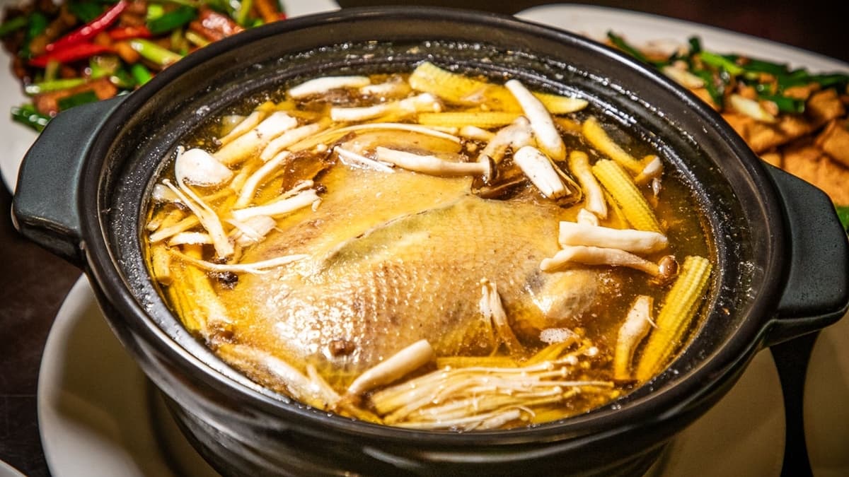 招牌菜推薦「八方燜鴨燉菜」，湯頭濃郁鮮香，鴨肉口感很軟嫩。（圖片來源：大手牽小手玩樂趣）