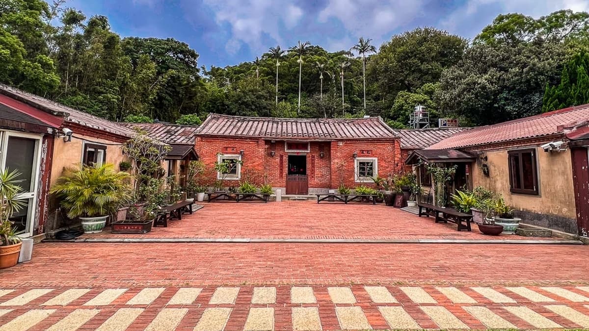 餐廳隱身在百年三合院之中，充滿歷史韻味。（圖片來源：大手牽小手玩樂趣）