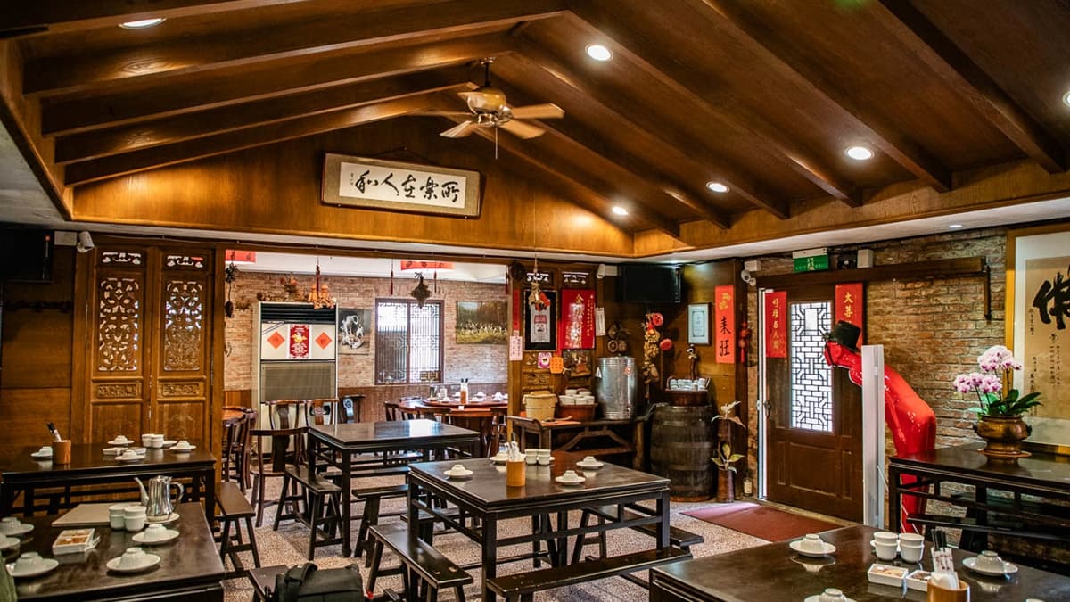店內使用木製桌椅、客家花布做擺設，顯得十分古色古香。（圖片來源：大手牽小手玩樂趣）
