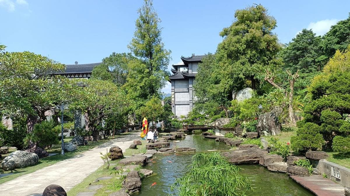 這裡的庭園造景以五葉松、樹化玉和奇石為主。（圖片來源：Vicky媽媽的遊樂園）