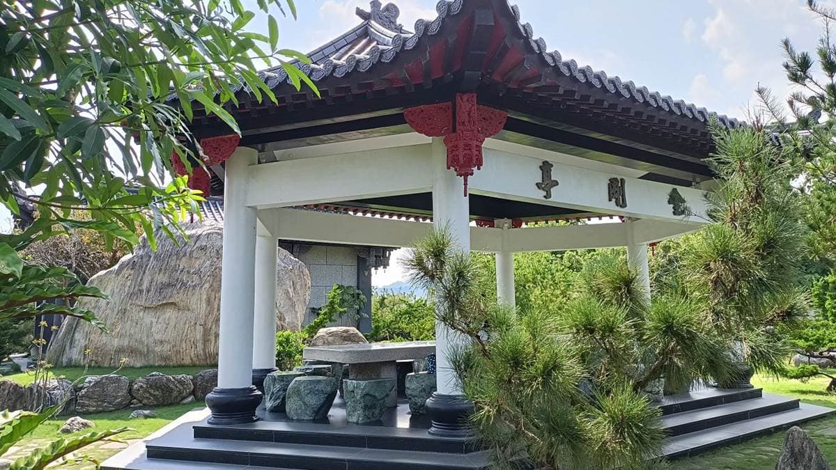 寺中有多座大型涼亭，讓遊客可以在涼亭內休憩。（圖片來源：Vicky媽媽的遊樂園）