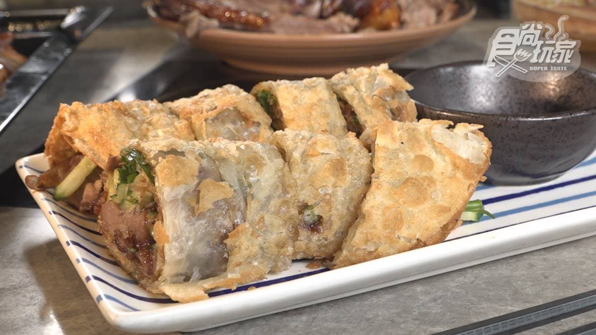 烤鴨四吃包含片皮鴨、炒鴨架、櫻桃鴨握壽司、烤鴨捲餅。