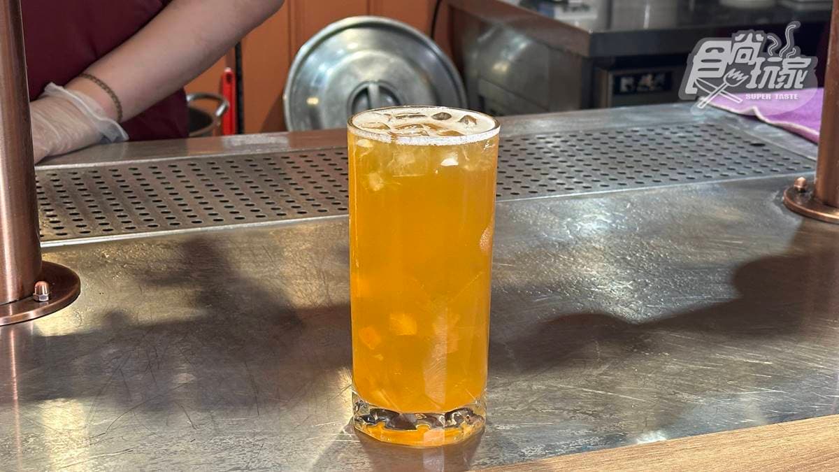 「蜜桃焙茶凍飲」裡面喝得到水蜜桃果粒，口感很清爽。
