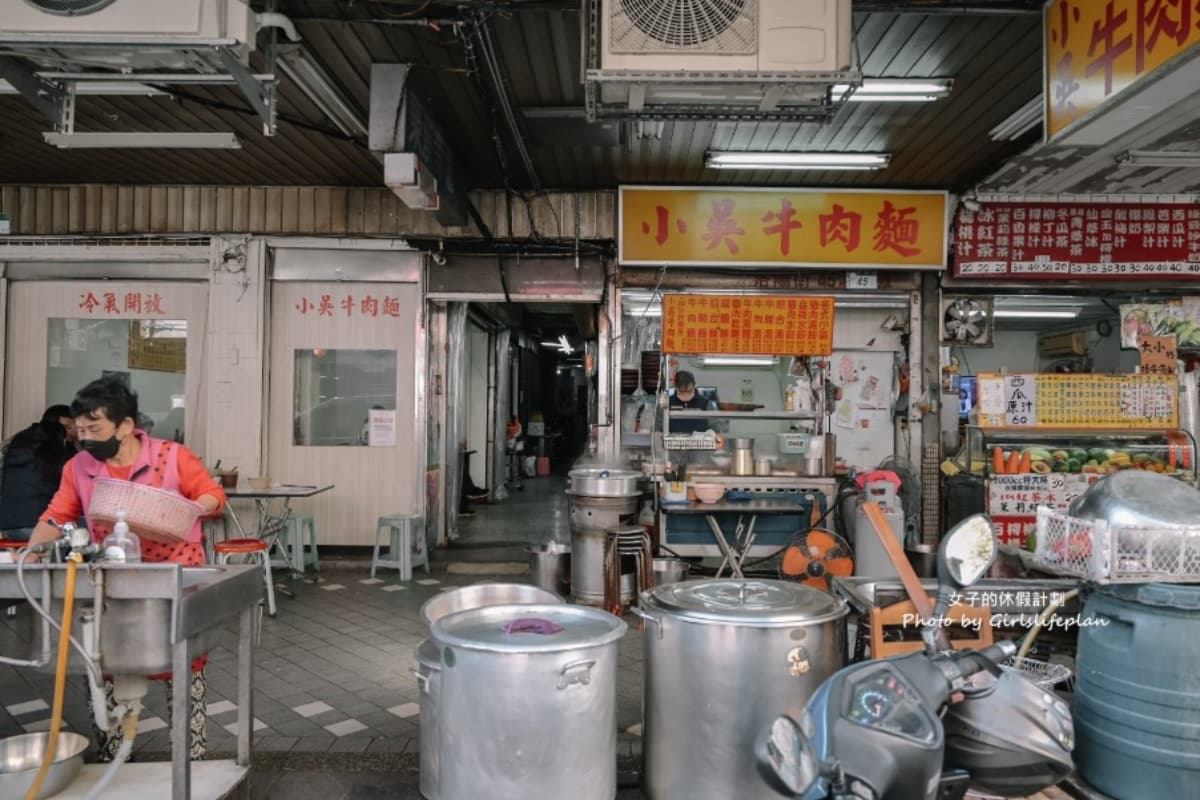24小時都能吃！台北「高CP值牛肉麵」免費加湯喝到飽，必加銷魂辣牛油尬酸菜