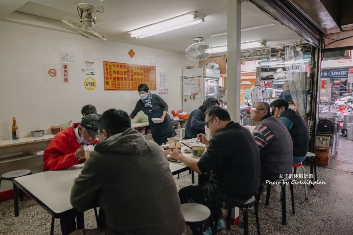 24小時都能吃！台北「高CP值牛肉麵」免費加湯喝到飽，必加銷魂辣牛油尬酸菜