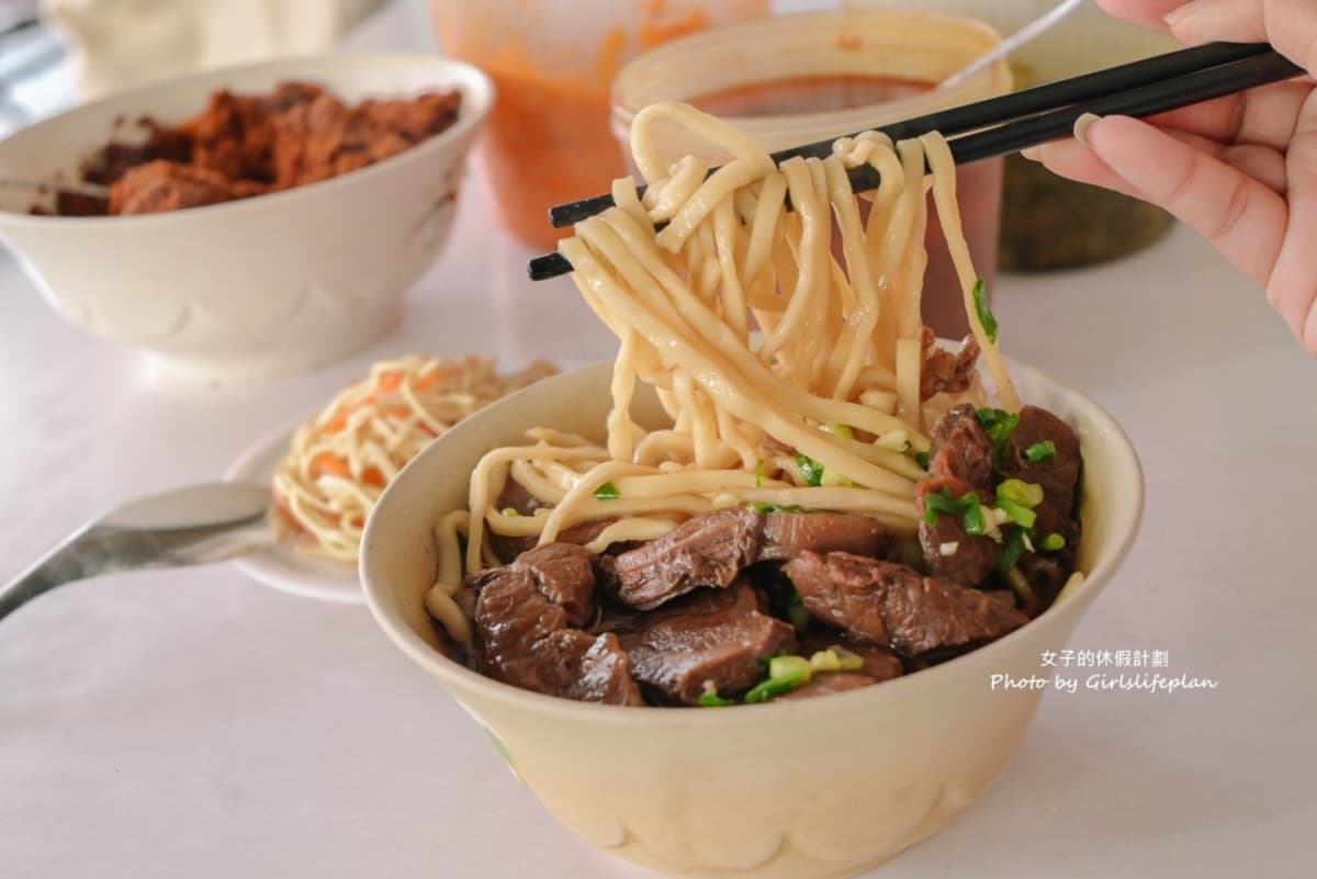 24小時都能吃！台北「高CP值牛肉麵」免費加湯喝到飽，必加銷魂辣牛油尬酸菜