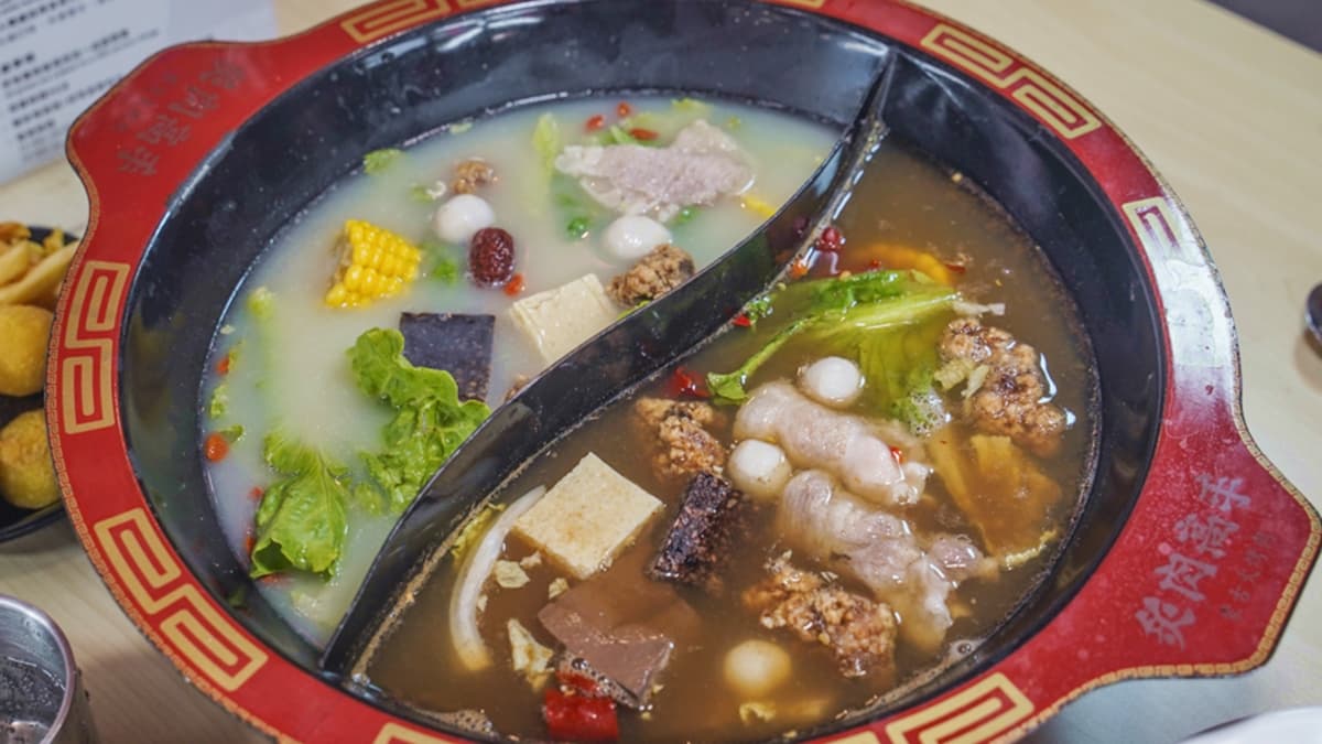 火鍋有單一鍋底和鴛鴦鍋可選擇。（圖片來源：跟著尼力吃喝玩樂）