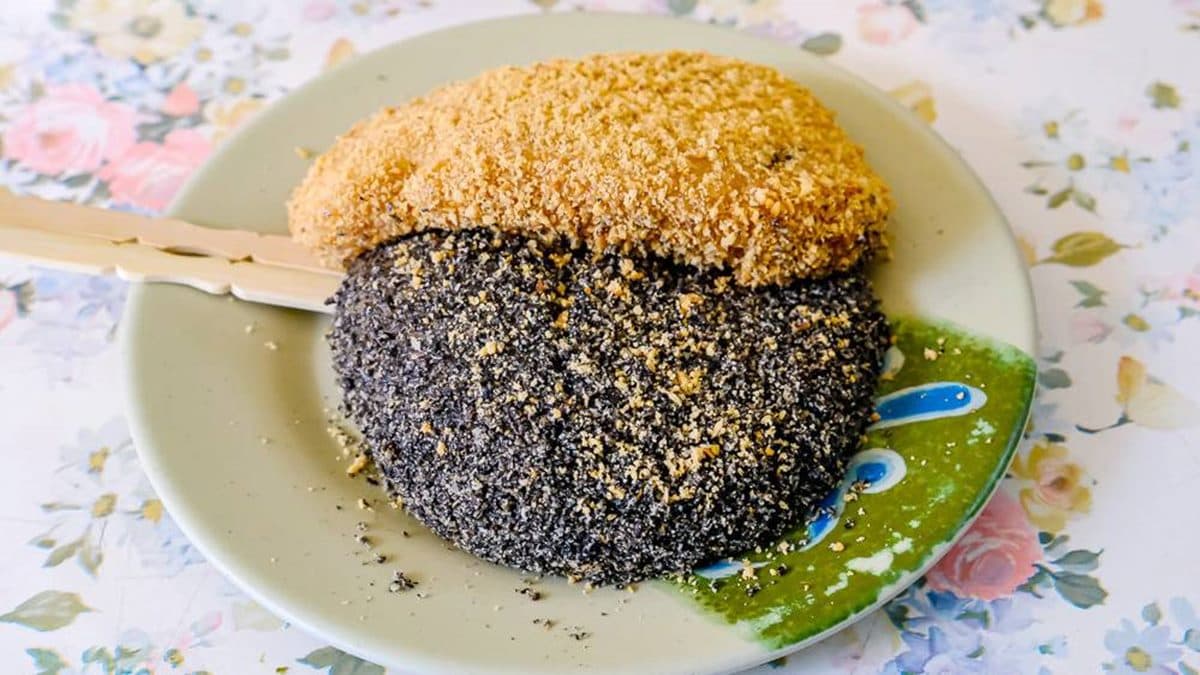 每份燒麻糬會有２顆，可以選花生、芝麻或是綜合口味。（圖片來源：霸子。食樂拼圖）