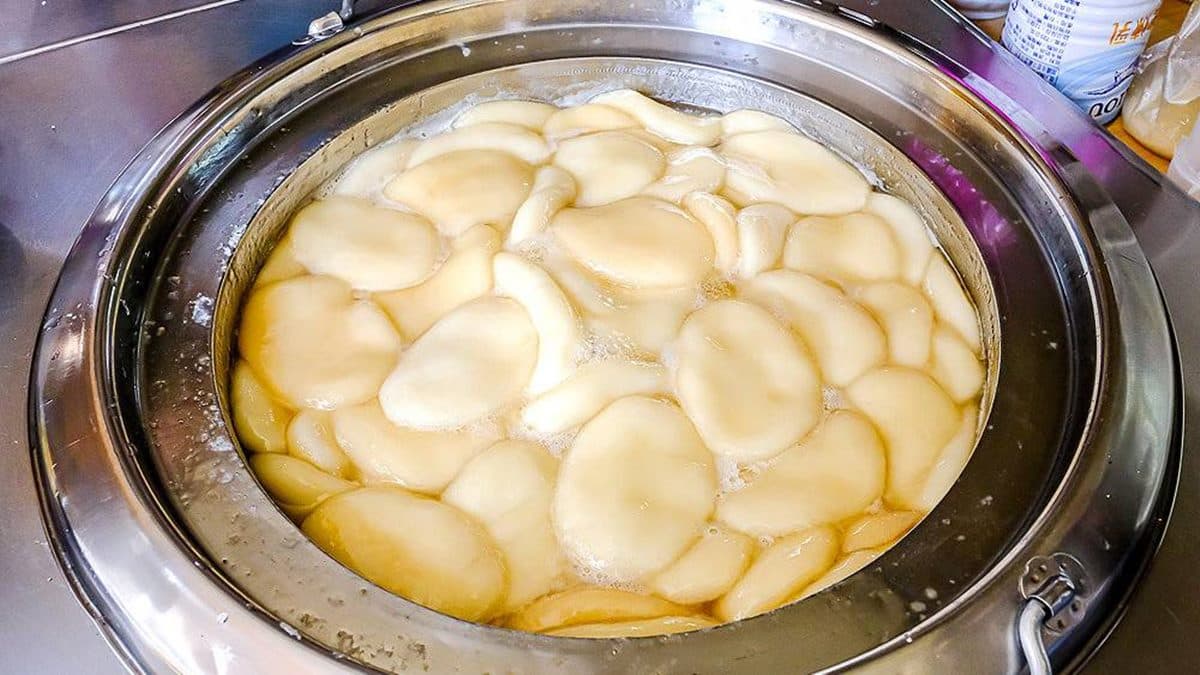 大鍋裡一顆顆麻糬疊在一起，看起來真療癒。（圖片來源：霸子。食樂拼圖）