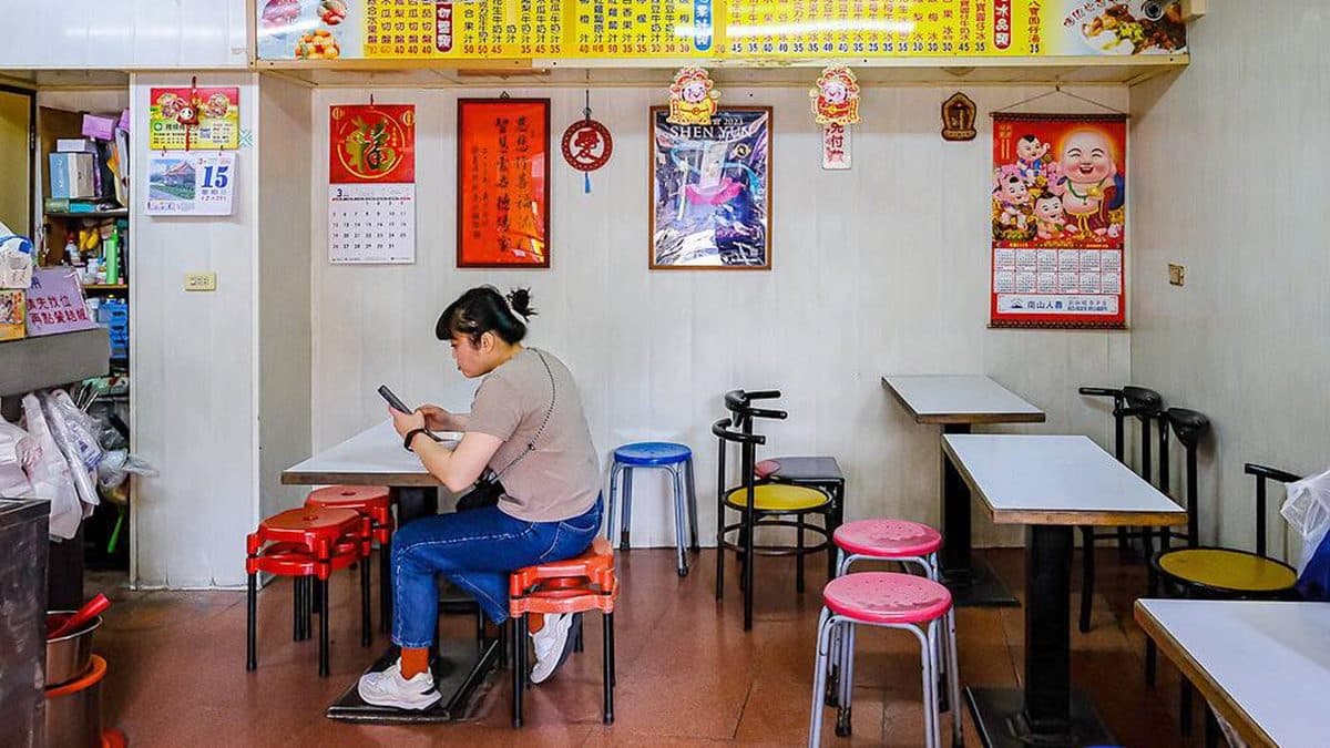 內用座位有分２區，一邊是方桌椅，另一邊則是圓桌。（圖片來源：霸子。食樂拼圖）