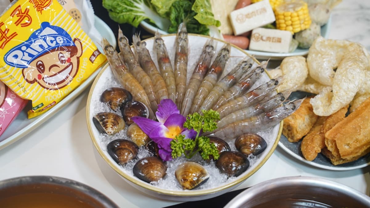 「圓桌之霸」包含甜白蝦12隻、蛤蜊12顆，新鮮度很不錯。（圖片來源：跟著尼力吃喝玩樂）
