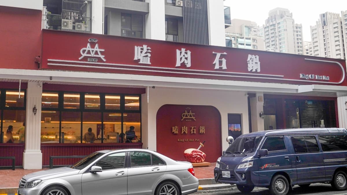 「 嗑肉石鍋」提供超過90項以上的食材吃到飽，可以滿足一家大小的胃口。（圖片來源：跟著尼力吃喝玩樂）