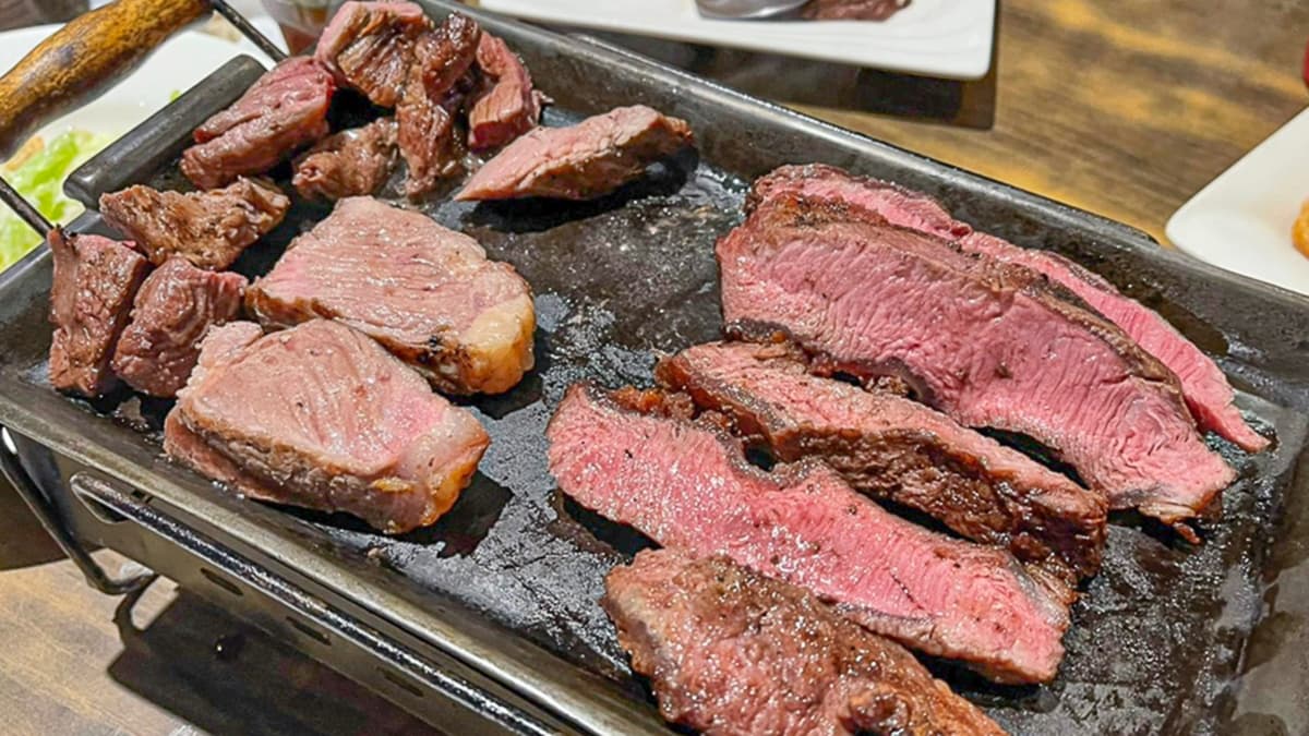 牛肉有肩菲力、特選小排、板腱、霜降牛肉４種可以選擇。（圖片來源：跟著尼力吃喝玩樂）