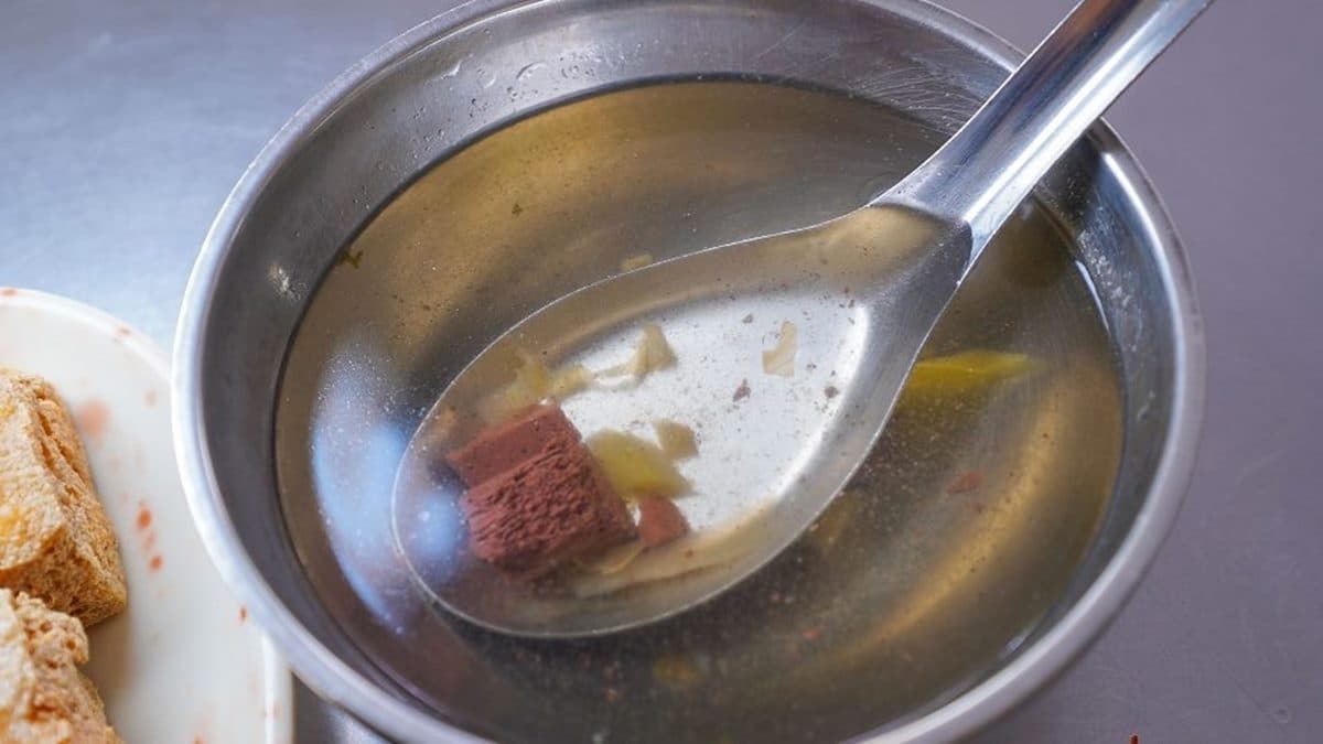 「豬血湯」有豬血及酸菜，喝起來是胡椒味偏重那種。（圖片來源：剎有其食）
