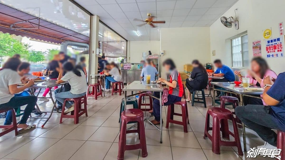 用餐人潮還滿多的，內用的話記得先找座位，有時難免要跟人併桌。（圖片來源：剎有其食）