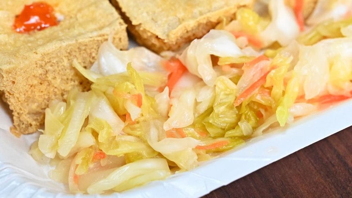 旁邊會附上爽脆的泡菜，吃起來微酸解膩。（圖片來源：糖糖‘s 享食生活）