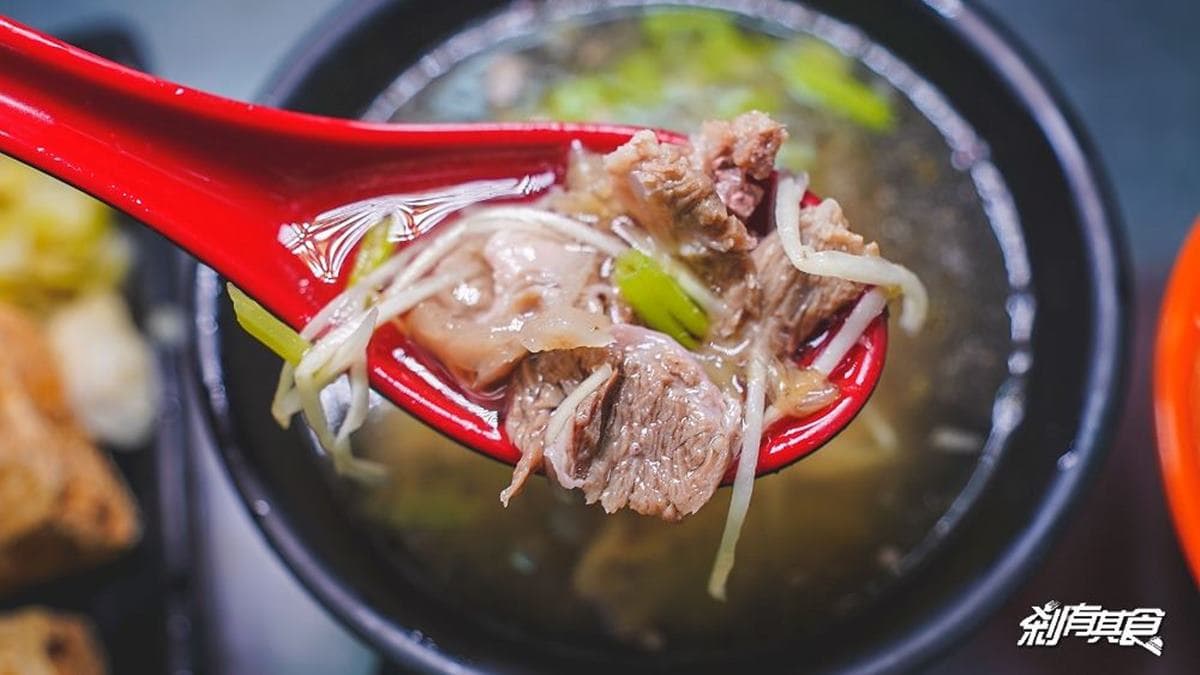 「隔間肉湯」肉塊吃起來扎實，酸菜口感意外地非常脆。（圖片來源：剎有其食）