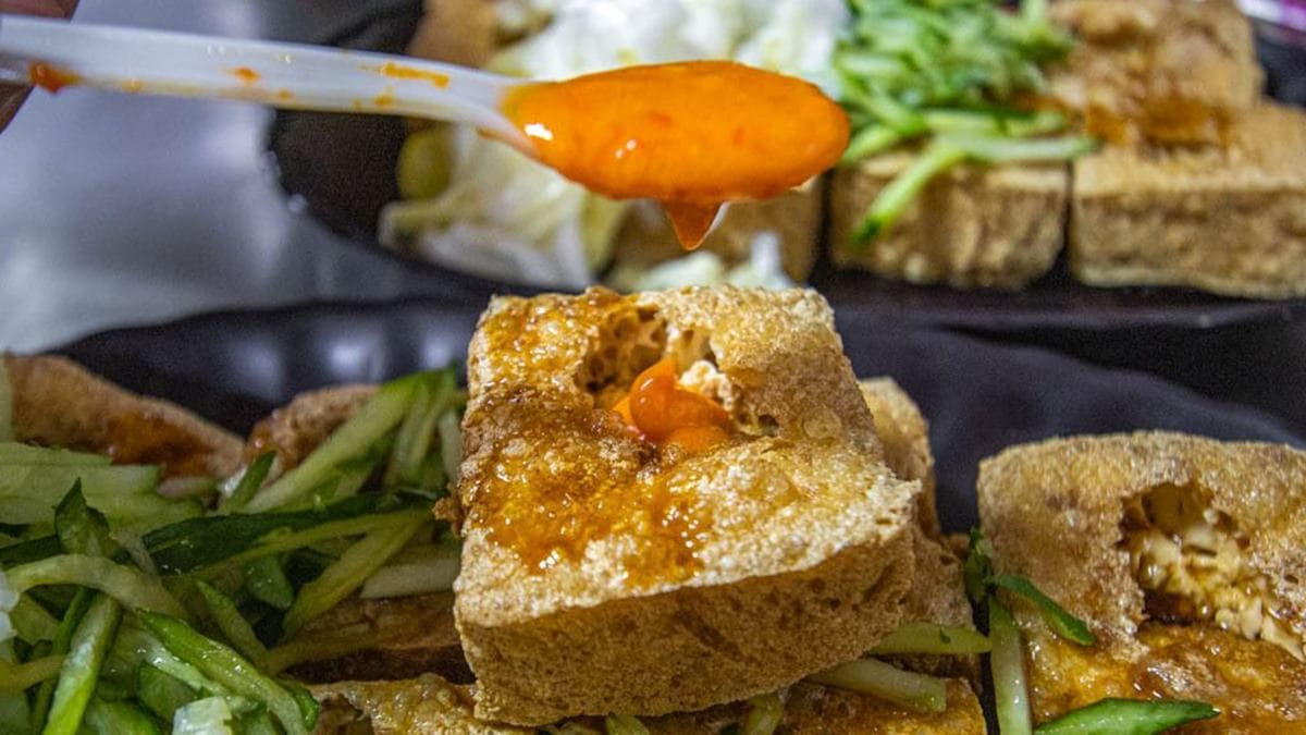 辣醬的辣香很夠，搭配小黃瓜與泡菜一起吃滿過癮的。（圖片來源：微笑Joe幸運）