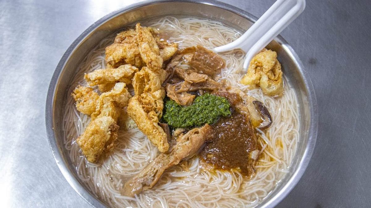 麵線分量不小，上頭淋了素沙茶跟香椿醬與炸物。（圖片來源：微笑Joe幸運）