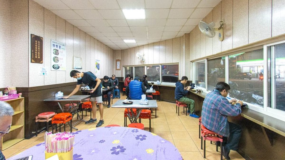 店家生意很好，有時候店門還沒開，就已有老饕在等候了。（圖片來源：微笑Joe幸運）