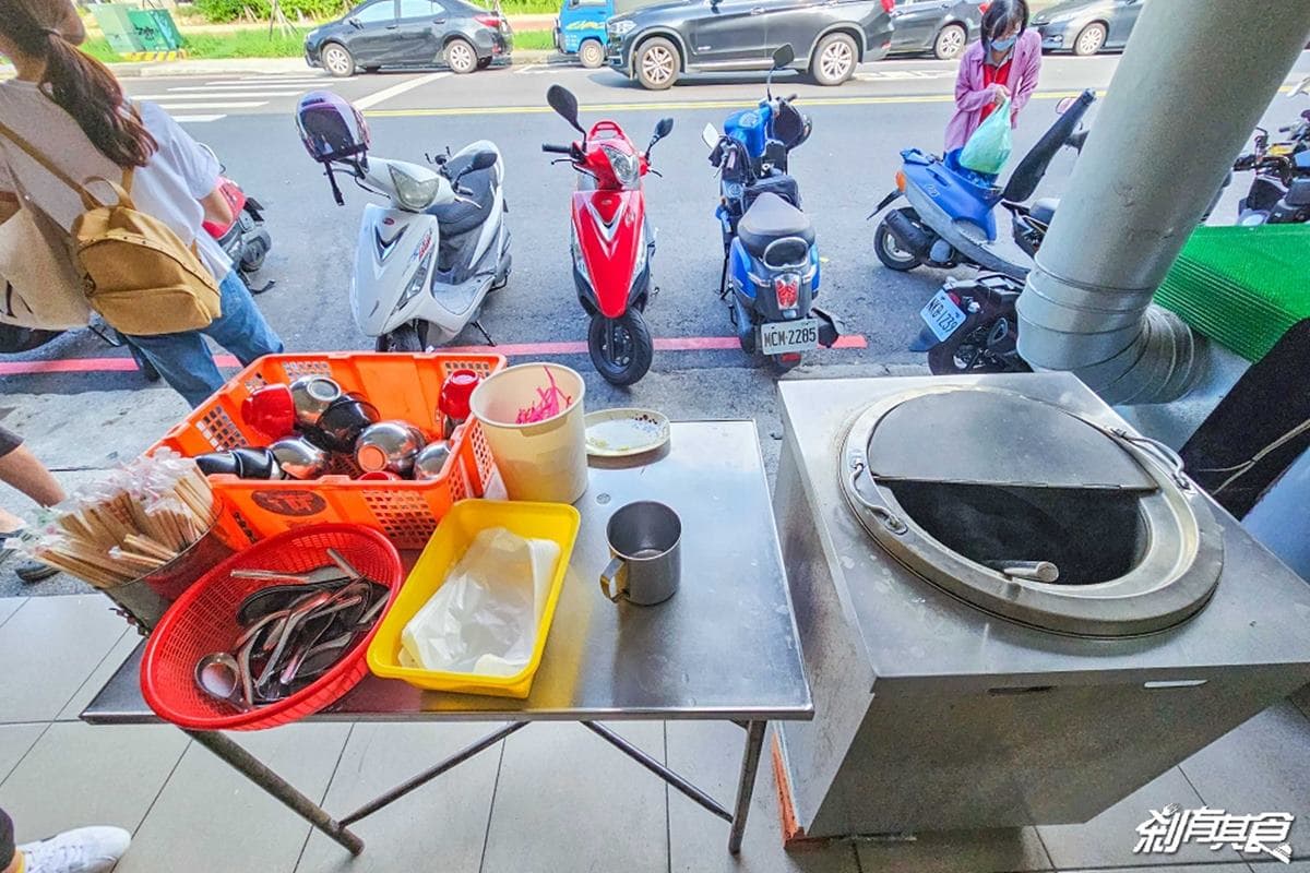 豬血湯免費喝到飽！台中「車站老牌臭豆腐」外脆內嫩，在地人下午茶推這家