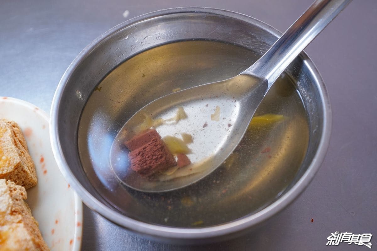豬血湯免費喝到飽！台中「車站老牌臭豆腐」外脆內嫩，在地人下午茶推這家