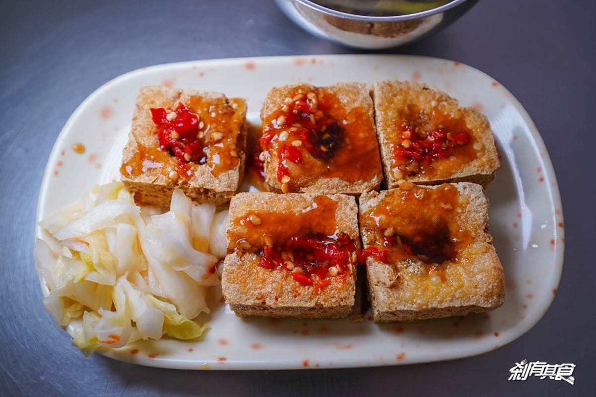 豬血湯免費喝到飽！台中「車站老牌臭豆腐」外脆內嫩，在地人下午茶推這家