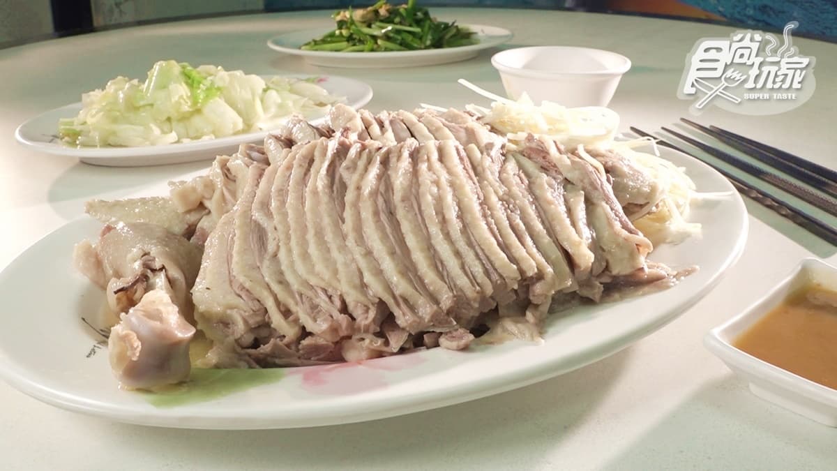 鵝肉肉質很緊實，搭配店家特製的沾醬更有層次。