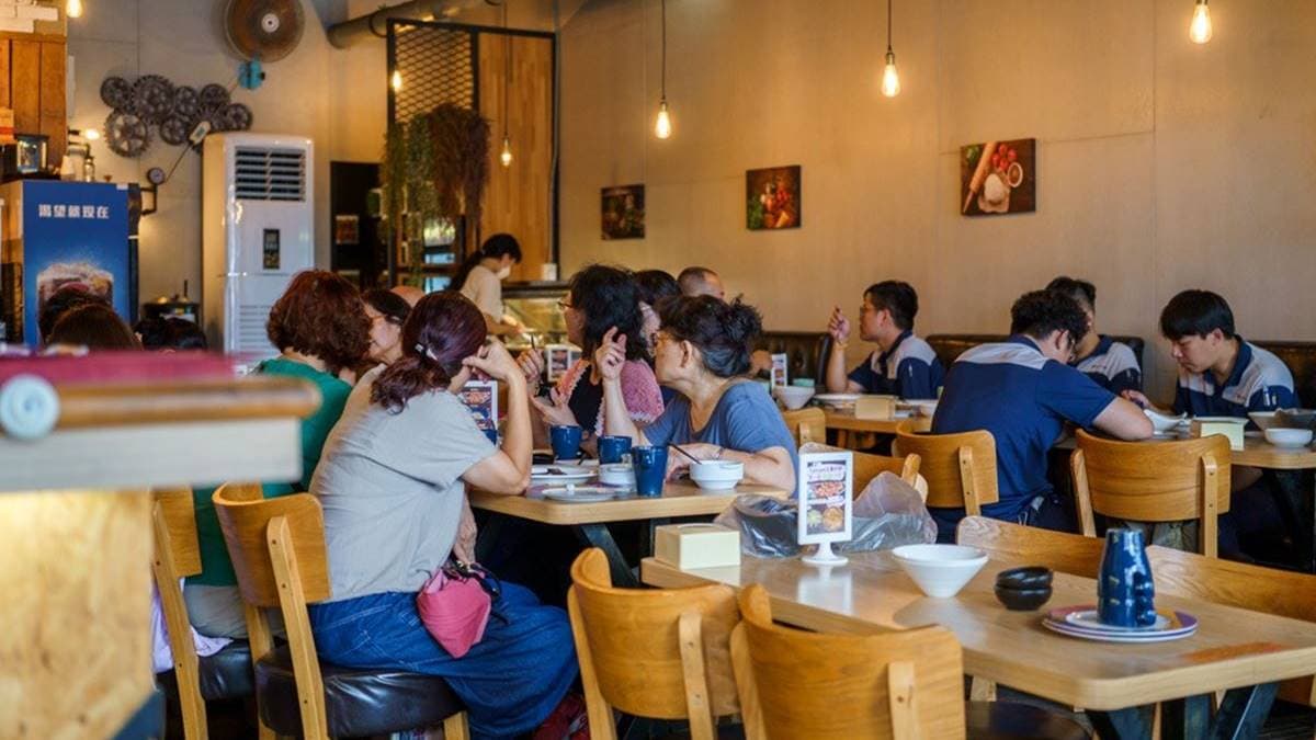 用餐空間寬敞，多以４人桌為主，全店可容納50～60人，相當適合聚餐。（圖片來源：莎笠，小日子）