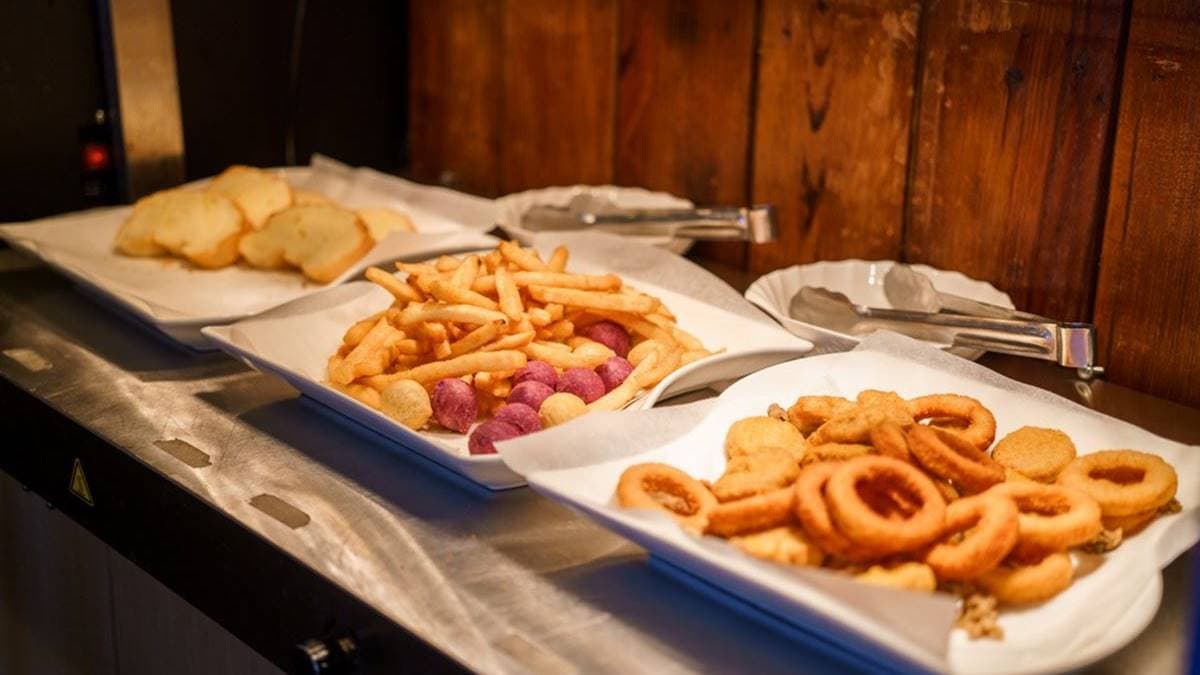 自助吧有炸物、生菜沙拉、濃湯、飲料、甜點、冰淇淋可自取。（圖片來源：莎笠，小日子）