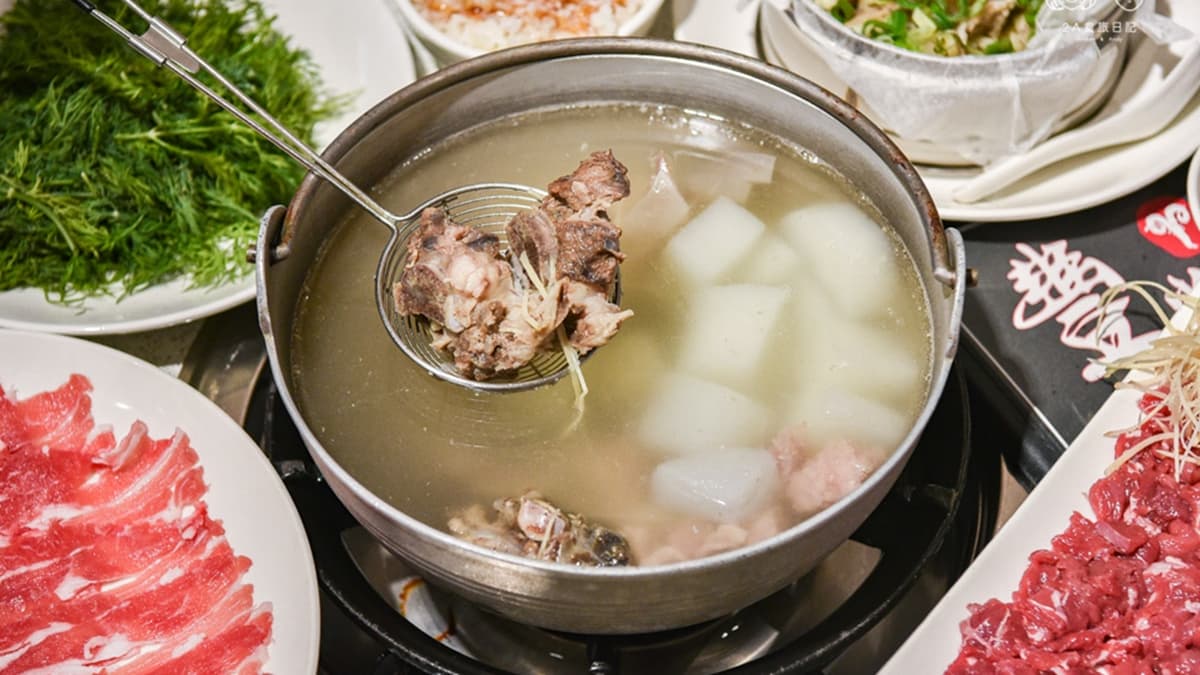 羊肉爐湯頭使用羊骨及多種蔬果熬煮，帶有淡淡的羊肉香氣。（圖片來源：2A食旅日記）