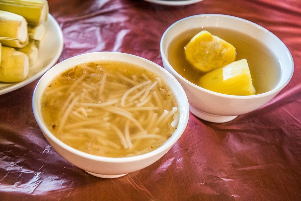 連假衝陽明山吃雞！竹子湖「土雞霸主」開門就客滿，Ｑ嫩白斬雞沾辣椒超夠味