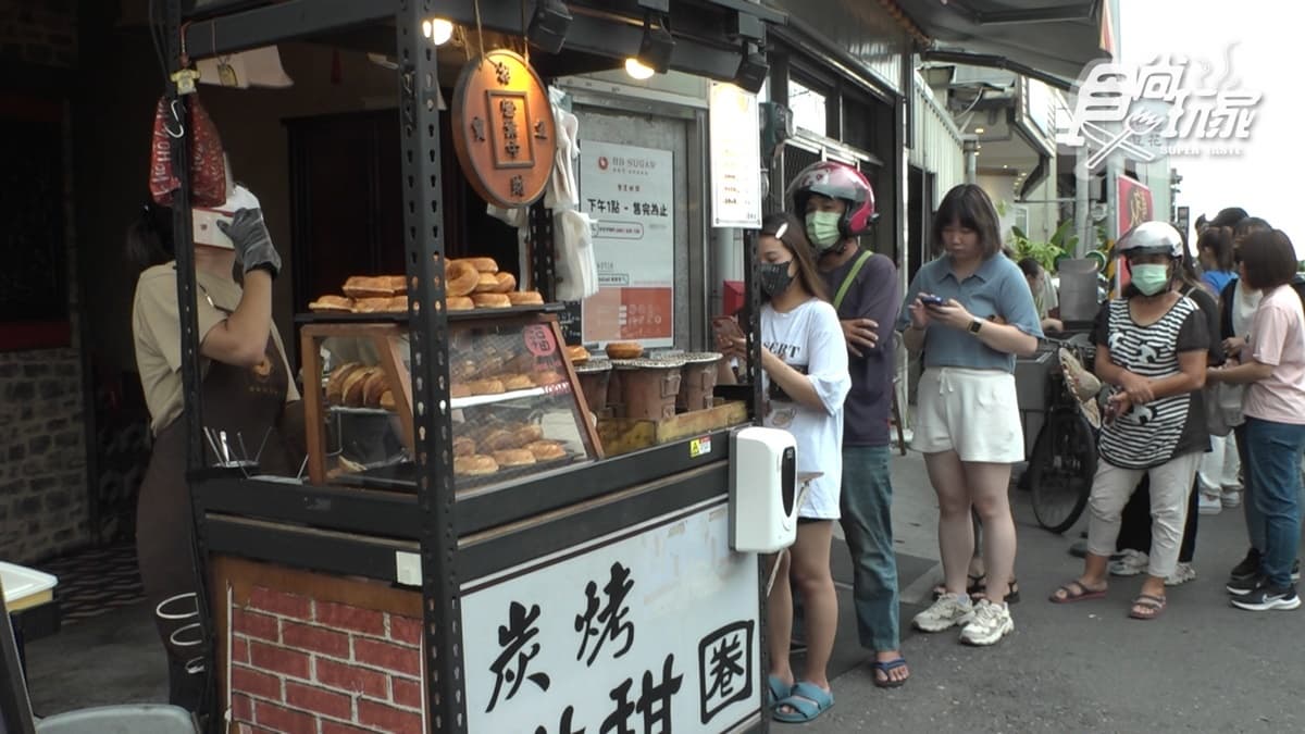 小小的攤子生意很好，一開賣排隊人潮就沒停過。