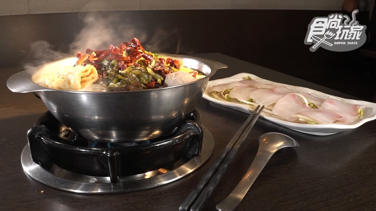 「水煮酸菜魚鍋」湯頭酸香爽口，裡頭的魚肉也很鮮美。